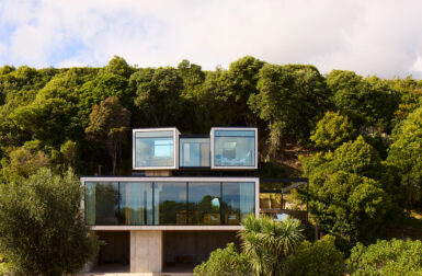 Ligar Bay Bach: A Modern Jungle Treehouse with Ocean Views by Young Architects